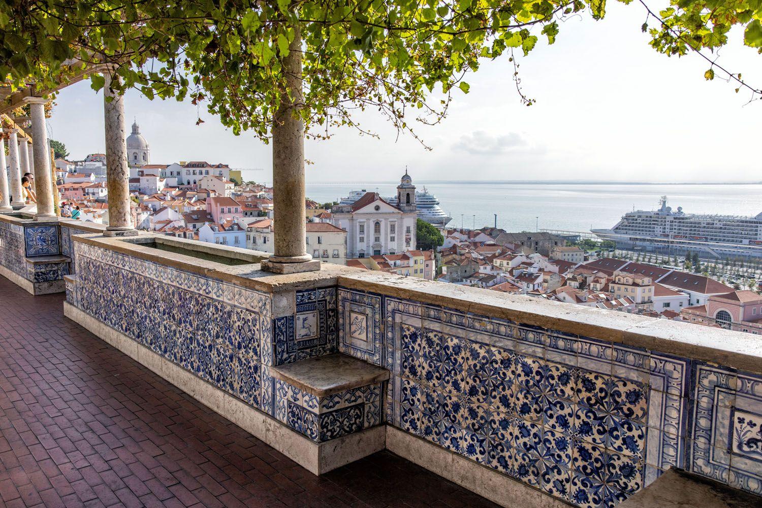 Lisboa vista do miradouro de Santa Luzia
